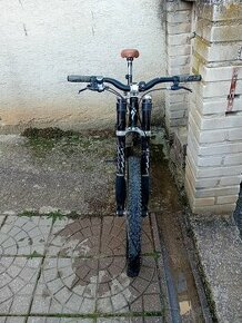 Specialized zjazdový bycikel