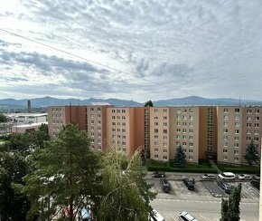 Predaj no prerobeného 3 izbového bytu. Šafariková, Trenčín