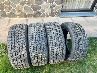 225/55R18 102V