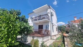 ☀Vodice(HR)-zariadený 3 izbový apartmán 73 m2 na prízemí☀