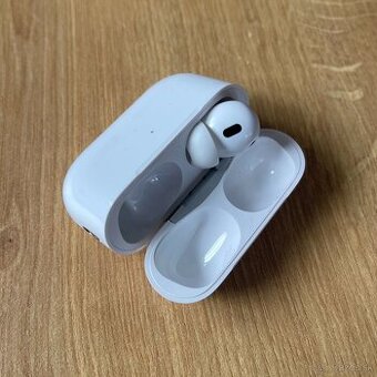 AirPods Pro 2, nabíjacie púzdro a ľavé sluchátko