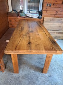 masívny dubový stôl