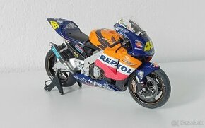 1:12 Postavená Tamiya Honda RC211V Rossi 2002