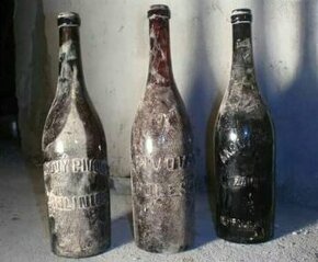 Dopyt staré fľaše s nápismi na skleAhoj