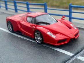 FERRARI/LAMBORGHINI zberatelske modely. Mierka 1:43.