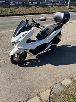 Honda PCX125 2024 DPH 700km kufr vyhrivane rukojeti