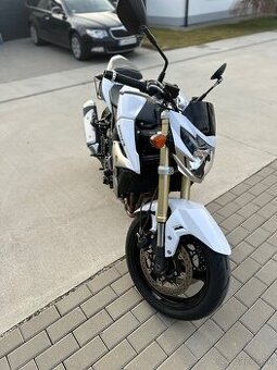 Suzuki gsr 750