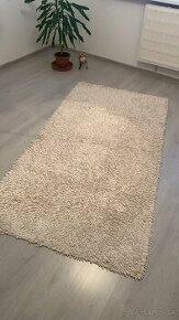 Béžový chlpatý koberec
