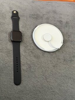 Predám Apple Watch SE 40mm Black malé známky používania - 1