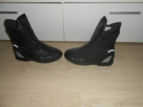 Predam uplne nove moto cizmy za super cenu len 40 euro.