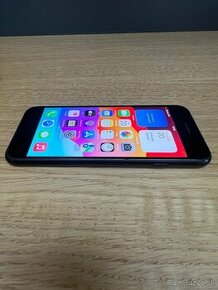 Predám iPhone SE 2020 64GB, TOP stav, VOLNY, NOVA BATERIA - 1