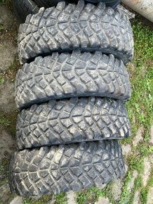 Pneu 225/75 R16 - 1