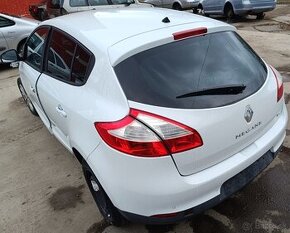 Predám Zadný nárazník Renault Megane III HB 2014 PIATE DVERE