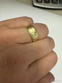 Pánsky pečatný prsteň s briliantom.