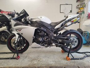 Yamaha R1 rn22 - 1