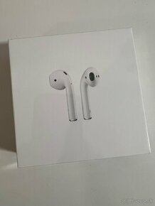 Apple AirPods (2. generácie) s Lightning nabíjacím puzdrom