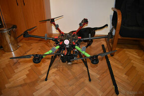 Dron DJI S900, Panasonic GH4 ovladace Graupner