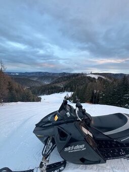 Snežný skuter Ski-doo Mach rotax 1000