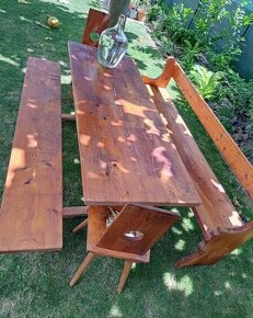 Masívny drevený stôl a lavice, nepoužívané