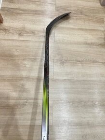 HOKEJKA BAUER VAPOR HYPERLITE 2 - SILVER NEON - 77 F - P92