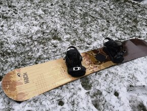 Snowboard s viazaním hnedy