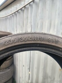 235/35r19 - 1