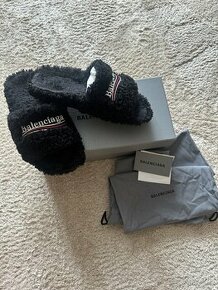 Balenciaga fluffy slapky