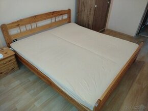 Drevená posteľ s matracmi - 1