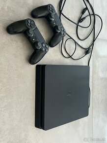 PS4 slim s 2 ovládačmi - 1