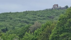 Predaj atraktívneho stavebného pozemku v Borinke pod Hradom