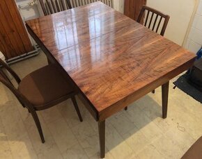 Rozťahovací drevený jedálenský stôl + 6 stoličiek