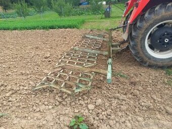 Poloťažke nesene rozkladacie brány