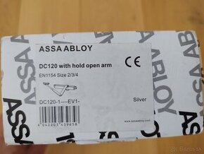 Samozatvárač Assa Abloy DC120 s aretačným ramienkom.