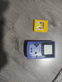 Fialový gameboy color +hra pokémon gelbe