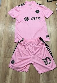 Zdravim, predavam INTER MIAMI futbalovú súpravu (ruzova)