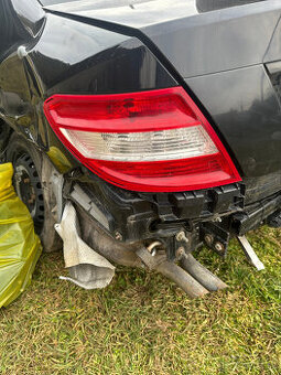 Predam zadne originalne svetla na Mercedes C W204