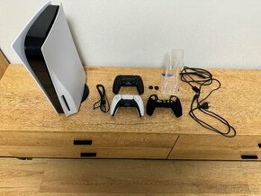 PLAYSTATION 5 s mechanikou + 2 ovladace a 2 hry - 1