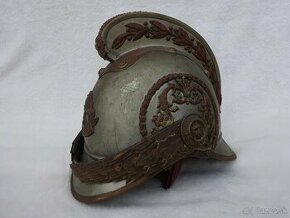 Vysoce zdobená hasičska přehlídková velitelska helma, prilba