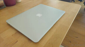 Predám Macbook Air A1466 i5/8GB RAM/128GB SSD