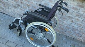 invalidny vozík 47cm pridavne brzdy pas barle odľahčeny AL