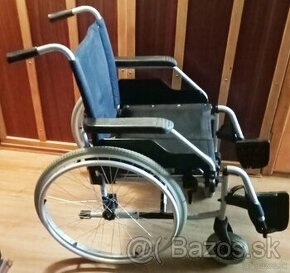 Mechanický invalidný vozík.