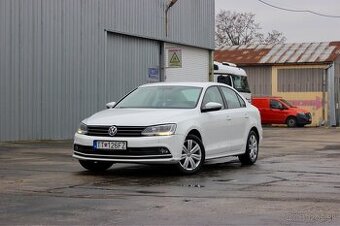 VW Jetta - 77kw Benzín - manuál - 2015 kúpená na SK