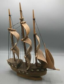 Model lode, celodrevený