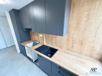 KOMPLETNE REKONŚTRUOVANÝ 3 IZB. BYT S BALKÓNOM, 66M2, HOSPOD