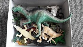 Veľké množstvo prevažne dinosaury a iné zvieratá