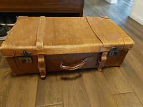 starý kožený kufor