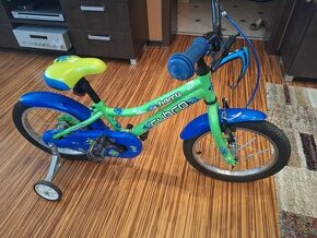 Detský bicykel s pomocnymi kolieskami.