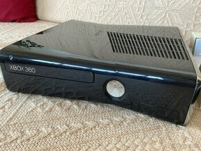 XBOX360 Slim 1TB HDD s RGH + 2 ovladace