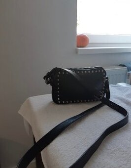 PREDAJ TRENDY, ČIERNA KABELKA CROSSBODY S EFEKTNÝM ZDOBENÍM