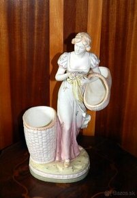 Porcelánová figúrína Royal Dux „Žena s košíkmi“